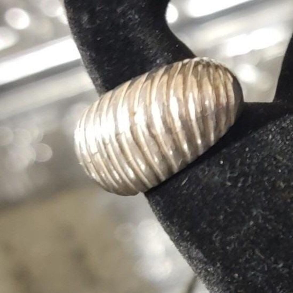 Ribbed Dome Sterling Silver Ring sz. 8.25 Very Nice 7.75 grams Scalloped